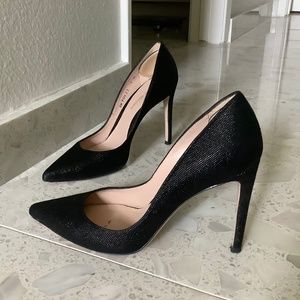 Stuart Weitzman “Curvia” classic black leather 100 pumps — size 7